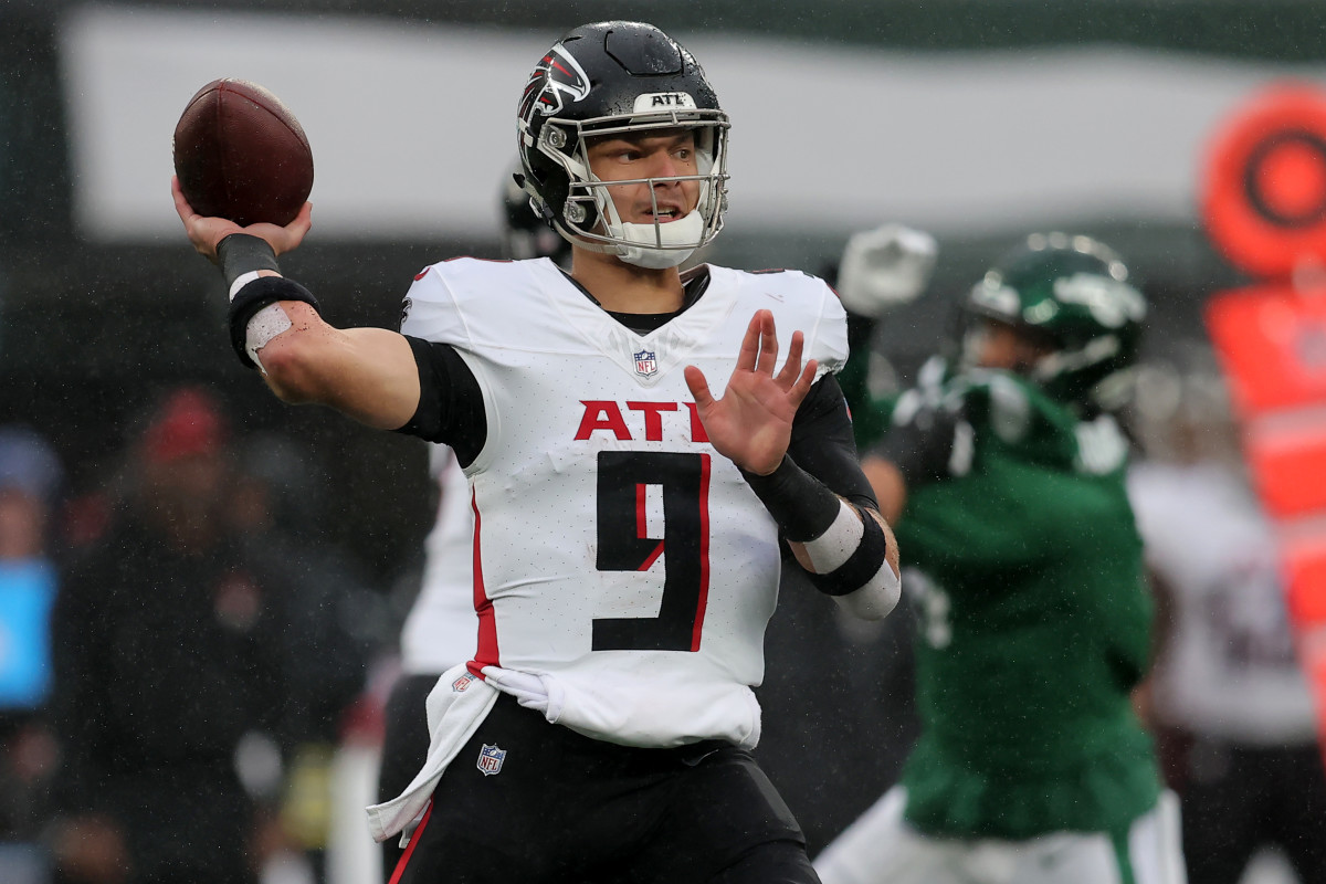 Atlanta Falcons quarterback Desmond Ridder (9) throws a pass against the New York Jets during the first quarter at MetLife Stadium.